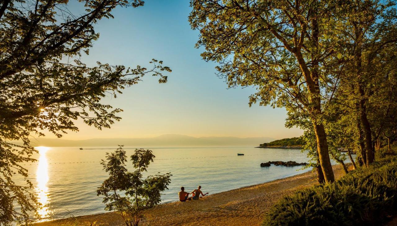 Aminess Style Glamping Villas & Holiday Homes Atea Njivice Dış mekan fotoğraf Sunset at Lake Michigan
