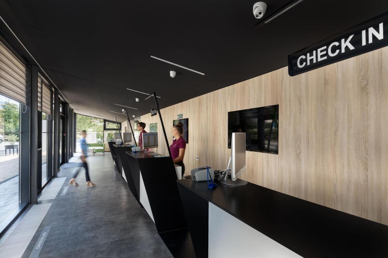 Aminess Style Glamping Villas & Holiday Homes Atea Njivice Dış mekan fotoğraf Check-in at the airport