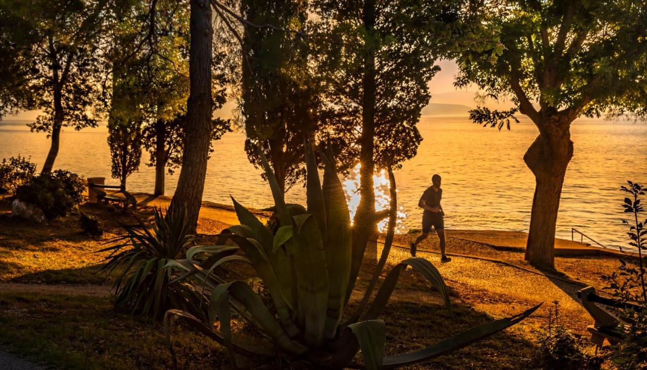 Aminess Style Glamping Villas & Holiday Homes Atea Njivice Dış mekan fotoğraf Sunset at the beach