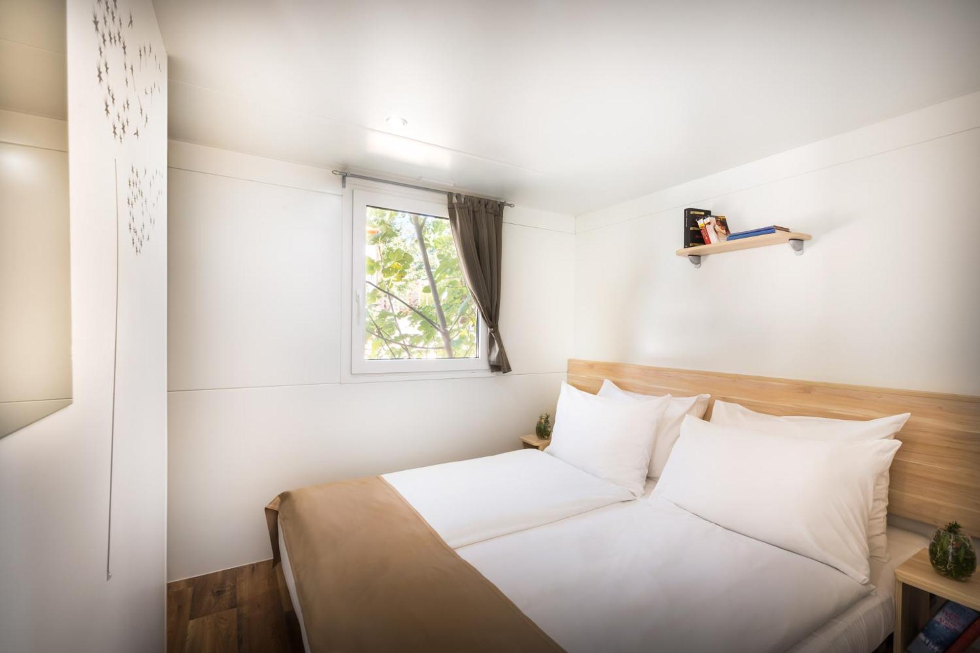 Aminess Style Glamping Villas & Holiday Homes Atea Njivice Dış mekan fotoğraf A bedroom at the hotel
